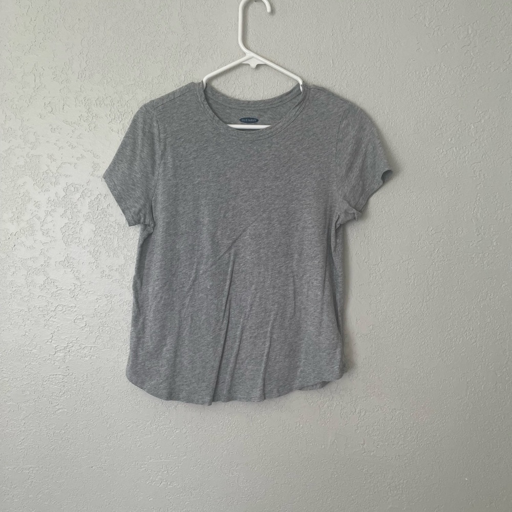 Old navy gray tee shirt